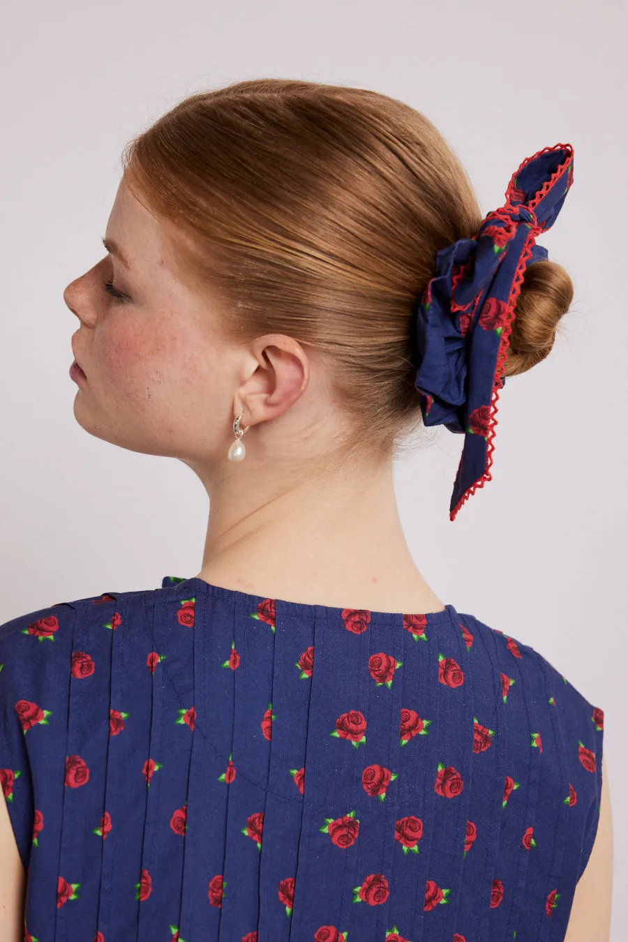 bow scrunchie in rose print