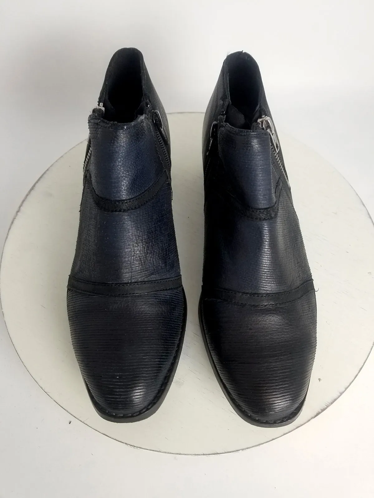 Charles David Size 8 Black Textured Shooties