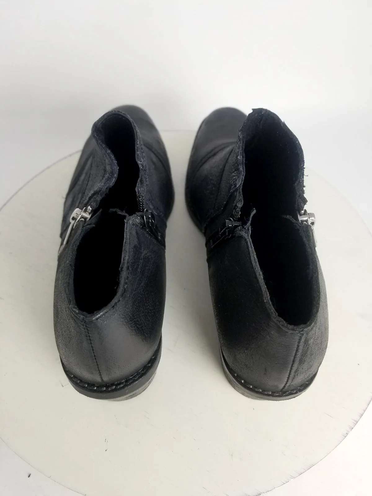 Charles David Size 8 Black Textured Shooties