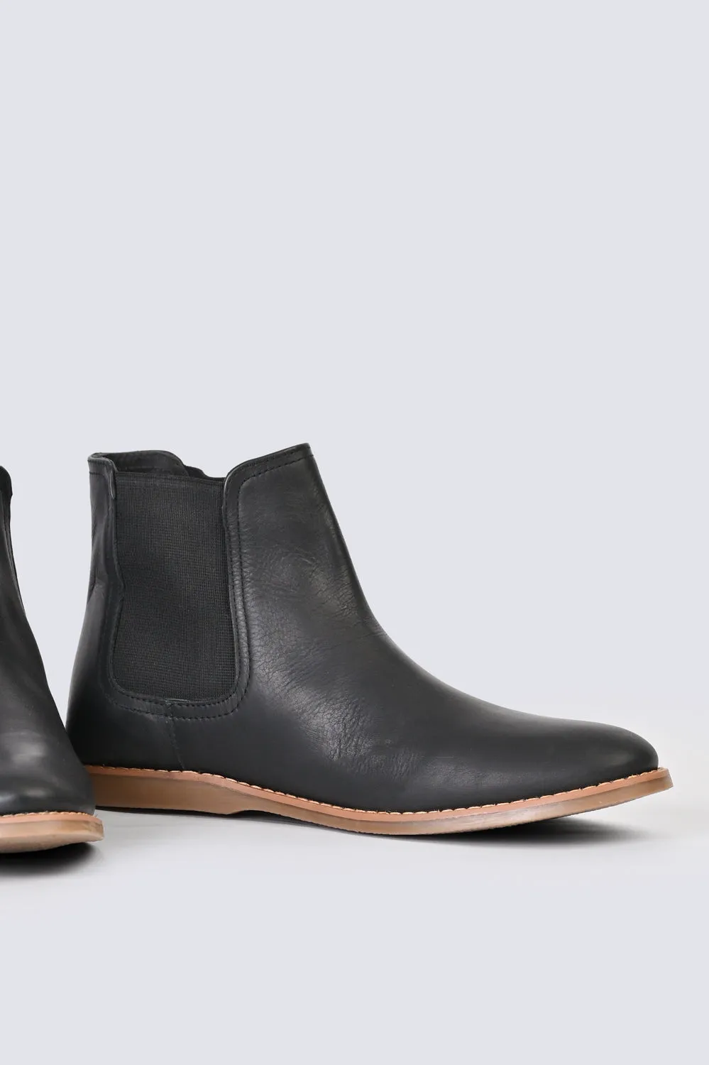 CHELSEA BOOTS